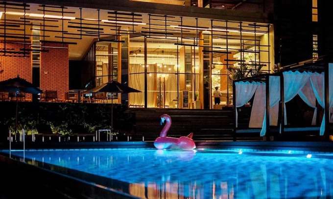 Nong Pa Khrang Hotel | Charming Brique Suite: Oceanfront Oasis with Pool & Spa