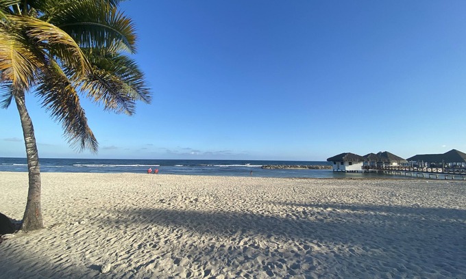 Juan Dolio - El Pueblo Apartment | Relaxing Yellow Touch: Beach, Pools, Gym & Ocean Views