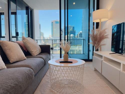 South Brisbane Apartment | Riverside Retreat: Brisbane Skyline View with 2 Beds