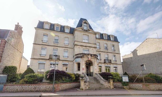 Bagnoles-de-l'Orne Hotel | Highly Rated BRIT HOTEL CONFORT in Beautiful Bagnoles