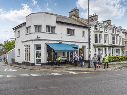 Rhiwbryfdir House | Stylish Britannic Chambers Apartment - Top Rated & Family-Friendly