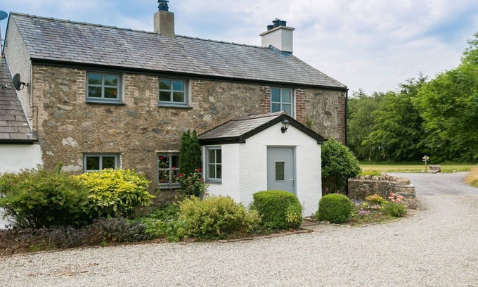 Bangor Cottage | Brithdir Mawr: Pet-Friendly Retreat in Snowdonia for 6