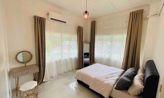George Town Cottage | Cozy British Granny's Cottage in Georgetown with Breakfast