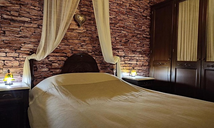 Panorama Apartment | Cozy British Wood 'n Stone House - Pet Friendly Getaway