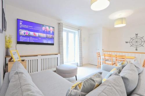 Patchway Apartment | Explore Broad Leaze 2: Guest Rated at 8.9/10