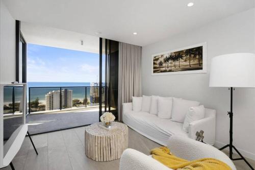 Broadbeach Apartment | Elegant Broadbeach Apartment with Oceanfront Views