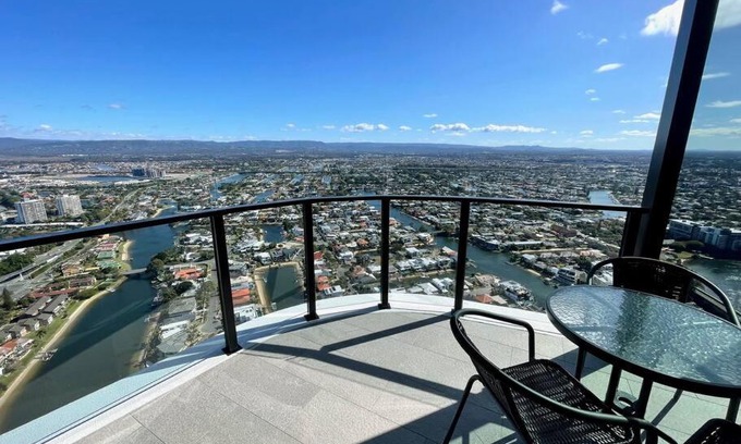 Broadbeach Apartment | Indulge in Broadbeach's Riverview 2-Bedroom Apartment
