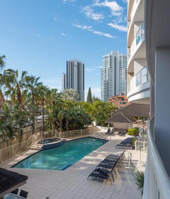 Broadbeach Resort | Relax at Broadbeach Savannah Resort with Ocean Views