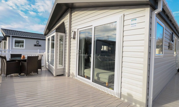 Hopton Cottage | Family-Friendly Broadland Sands Lodge with Pool in Corton