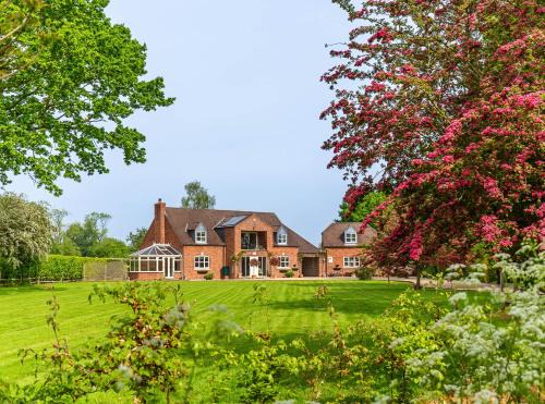 Lincoln House | Elegant Broadleaf Lodge: 5-Star Retreat for Families & Pets