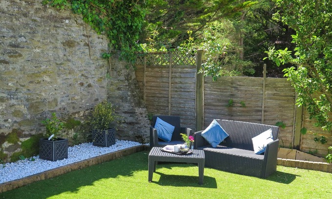 Hele House | Relax at Broadpark Villa: Family-Friendly 4-Star Retreat