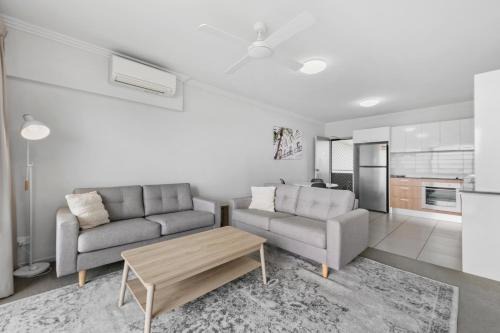 Birtinya Apartment | Relax at Broadwater on the Peninsula with Pool & Family Fun
