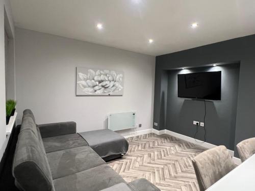Herne Bay Apartment | Broadway Retreat: Pet-Friendly Stay with Free Parking