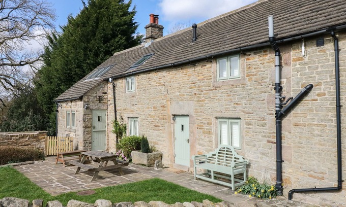 Hope Valley Cottage | Cozy Broadwood Farm: Pet-Friendly Retreat with Open Fire
