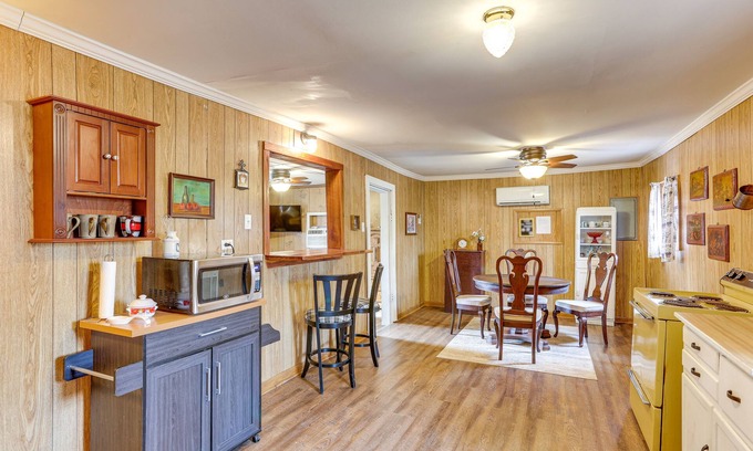 Parsons Cottage | Discover Brodies Landing Cottage, Steps from Lick Creek!