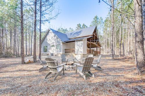 Broken Bow House | Relaxing Broken Bow Cabin with Hot Tub & Covered Deck