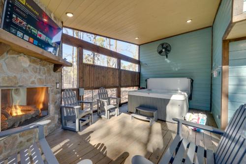 Broken Bow House | Top-Rated Broken Bow Cabin with Hot Tub & Pool Table