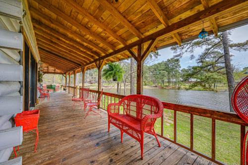 Broken Bow House | Relaxing Broken Bow Cabin with Hot Tub & Fishing Access