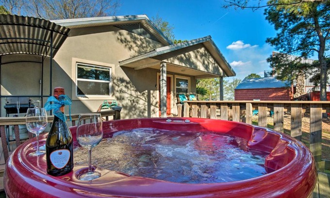 Broken Bow House | Inviting Broken Bow Cottage with Deck and Hot Tub Awaits!
