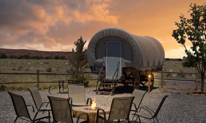 Torrey Hotel | Enjoy Oceanfront Comfort at Broken Spur Inn & Steakhouse