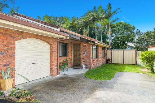 Iluka House | Pet-Friendly Retreat at Bromeliads with Top Guest Ratings