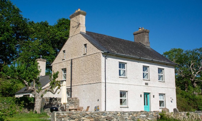 Pentrefelin Cottage | Bron y Gadair - sleeps 8 guests in 4 bedrooms