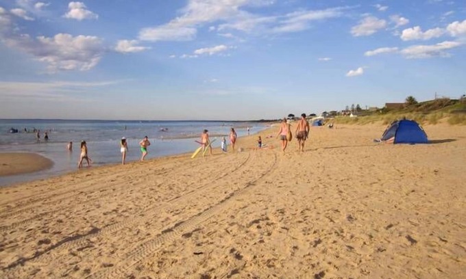 Frankston House | Beachfront Bronte: Pet Friendly with Ocean Views