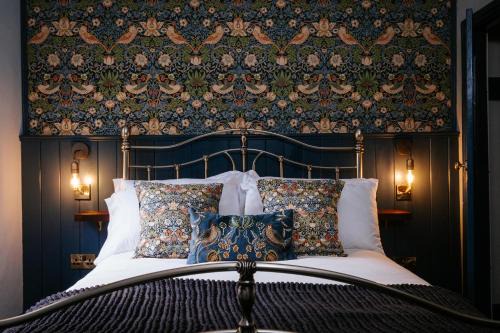 Scarborough House | Bronte's Rest - Detached Elegant Cottage in Historic Old Town with Garden