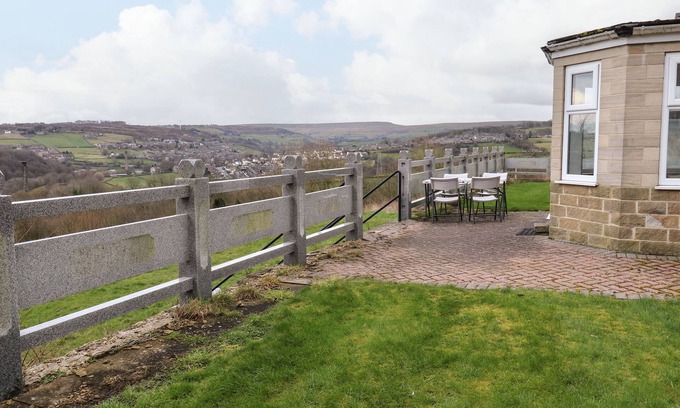 Oakworth Cottage | Bronte View Hideaway: Cozy Character Cottage with Kitchen