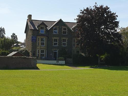 Builth Wells House | Bronwye: Family-Friendly Stay with Breakfast & 9.5 Rating