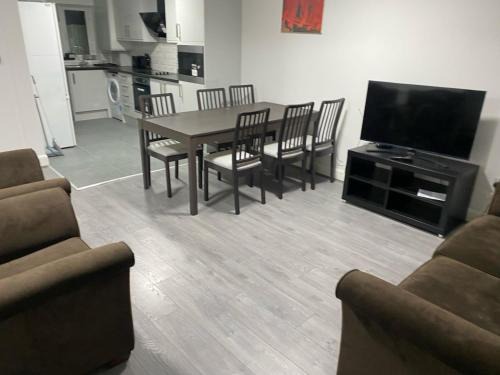 Havering Park Apartment | Bronze house