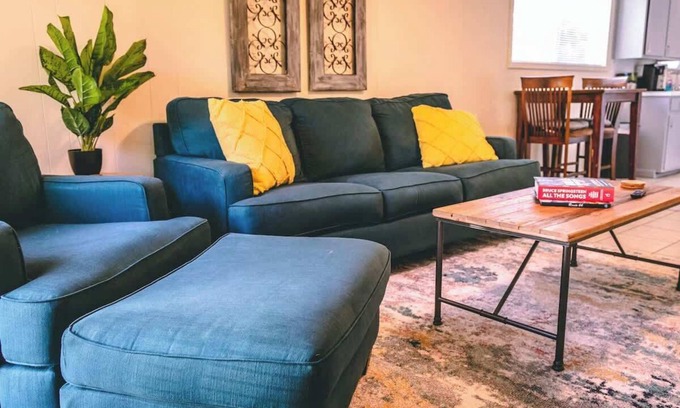 Longview House | Pet-Friendly Bronze Star 2-Bedroom Retreat for Families