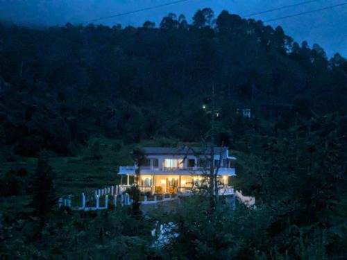Champawat House | Cozy Brook Cottage: Pet-Friendly Stay with Pool & Breakfast