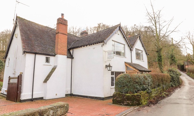 Sugnall Cottage | Discover BROOK HOUSE: Pet-Friendly Cottage in Eccleshall