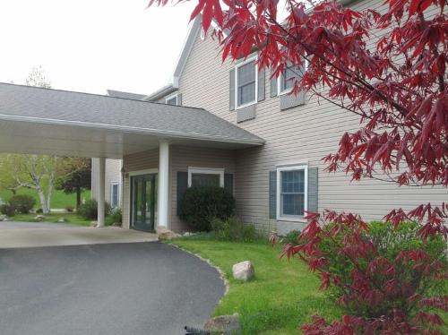 Syracuse Hotel | Brook Pointe Inn: Oceanfront Retreat with Spa & Pool