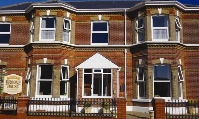 Shanklin House | Brooke House: Guest Rated 10/10 with Restaurant & Kitchen