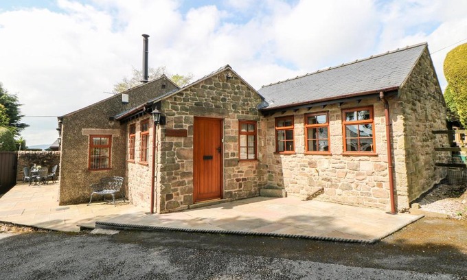 Holestone Moor House | Inviting Brookfield: Rated 9/10 & Family-Friendly Amenities