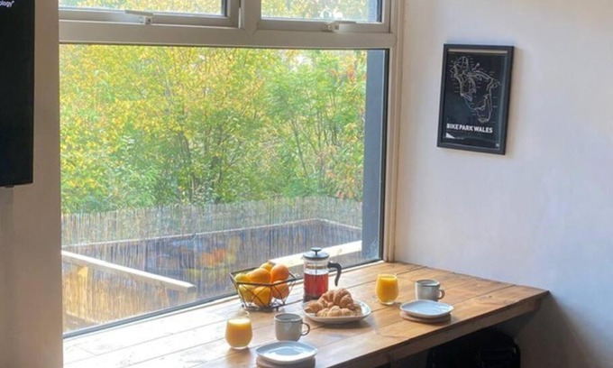 Abercwmboi House | Explore Brooklands House: Ideal for Families & Cyclists