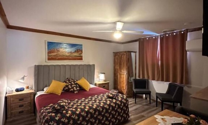 Brooklyn Hotel | Brooklyn Motel: Eco-Friendly Stay with Pool & Spa