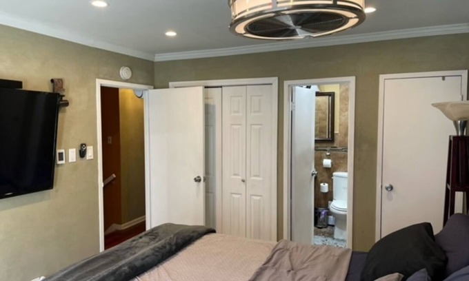 Georgetown Condo | Brooklyn Balcony Getaway with Spa and Hot Tub Access