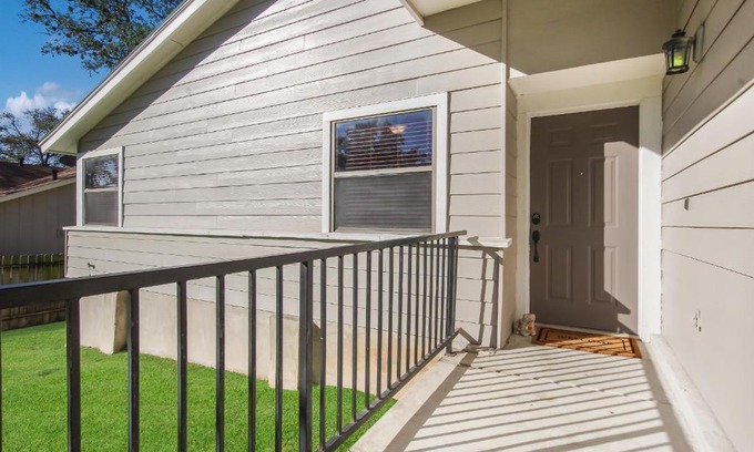 San Antonio House | Discover Brooks Ridge: 4-Star Stay with Family-Friendly Amenities