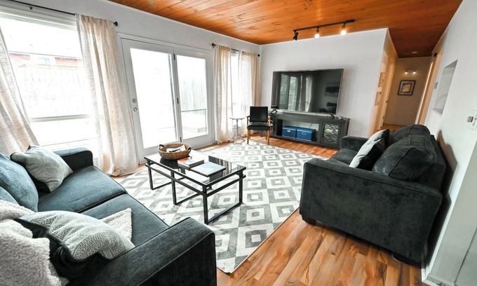 Lincoln House | Brookside Bungalow: Cheerful Home with Pet-Friendly Perks