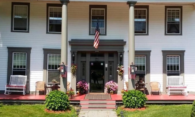 Laurens Bed & Breakfast | Discover Brookside Inn At Laurens: Rated 9.4 with Spa & Dining
