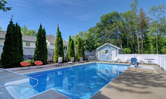 Southern Coast Hotel | Inviting Brookside Inn & Cottages: Family-Friendly Retreat