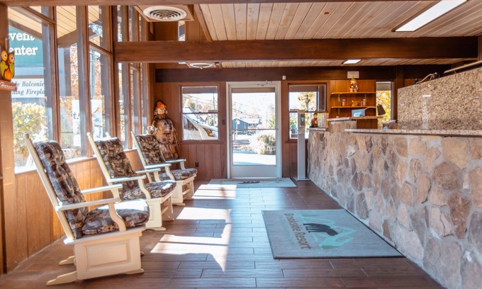 Gatlinburg Hotel | Brookside Lodge: Enjoy Poolside Bliss and Family Amenities