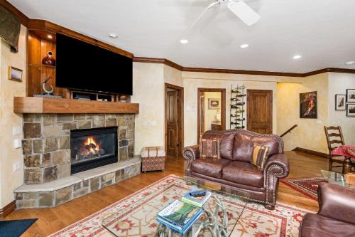 Avon House | Brookside Townhome #303: Family-Friendly Retreat with Pool