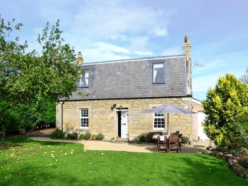 Duns House | Cozy Broomhouse Lodge: Pet-Friendly Retreat with Top Ratings