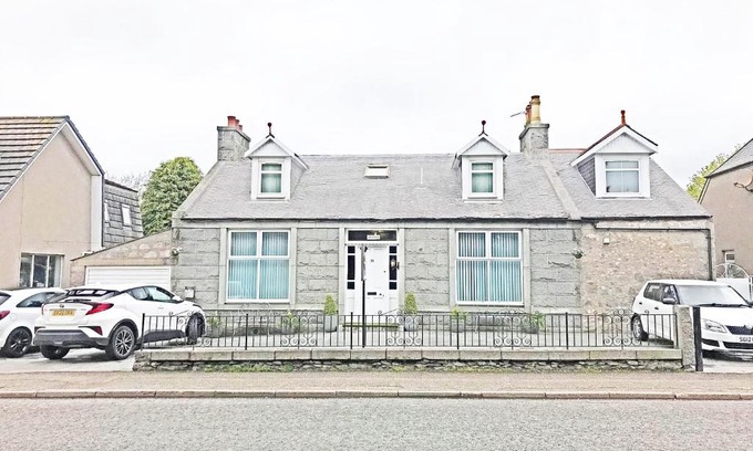 Dyce House | Inviting Broomlea Guest House: Family-Friendly Retreat