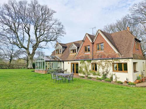 Thakeham House | Cozy Broomy Cottage: Pet & Child Friendly Retreat