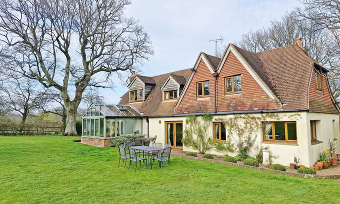 Thakeham Cottage | Inviting Broomy Cottage: Sleeps 10, Pet-Friendly Retreat